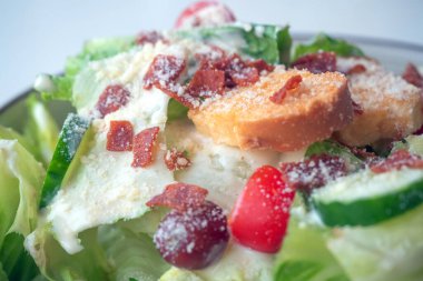 Sezar Salatası 'na yakın: Parmesan, kızarmış ekmek ve kremalı Sezar soslu kıtır marul.,