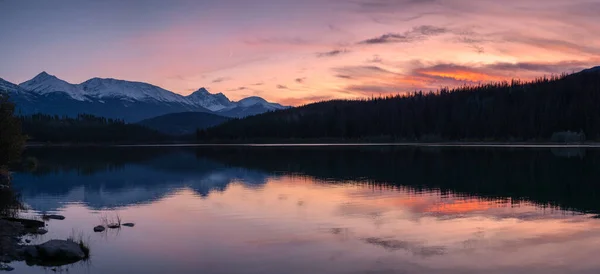 Panorama Lago Patricia Com Reflexão Montanha Céu Colorido Pôr Sol — Fotografia de Stock