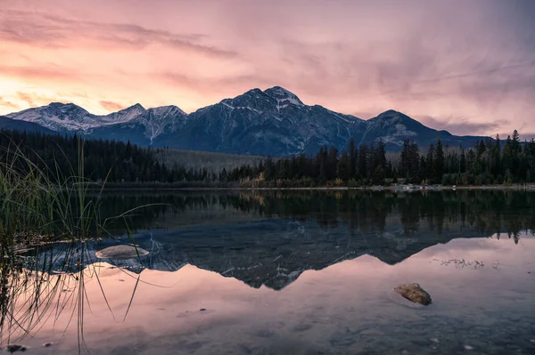 加拿大贾斯珀国家公园落日落日时 落基山脉在帕特里夏湖上映衬着五彩斑斓的天空 — 图库照片