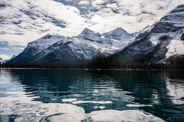 Montanhas Rochosas Canadenses Com Reflexão Céu Nuvem Lago Maligne Parque — Fotografia de Stock