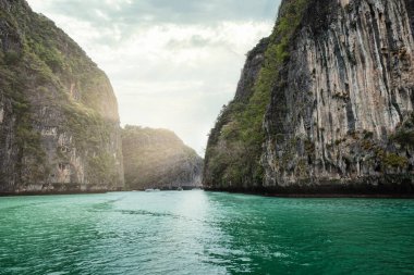 Pileh Lagoon Kireçtaşı Dağı 'ndan parlayan güneş ışığı Phi Phi Adası, Krabi