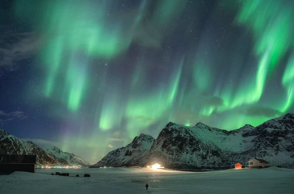 Aurora Borealis Northern Lights Sobre Montaña Nieve Viajero Caminando Invierno —  Fotos de Stock