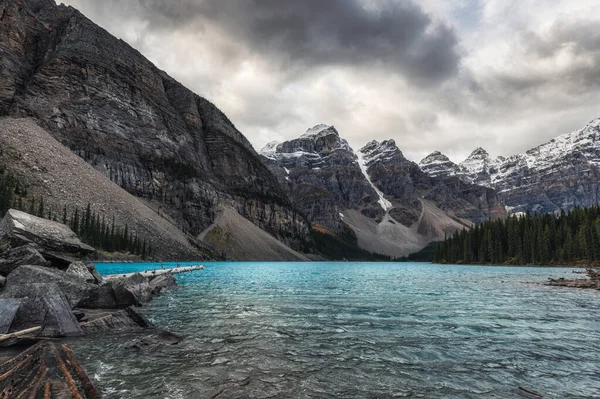 Cenário Lago Moraine Com Montanhas Rochosas Lago Turquesa Sombrio Parque — Fotografia de Stock