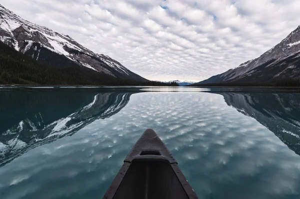 Kanufahren Mit Trübem Reflex Auf Dem Maligne Lake Den Rocky — Stockfoto