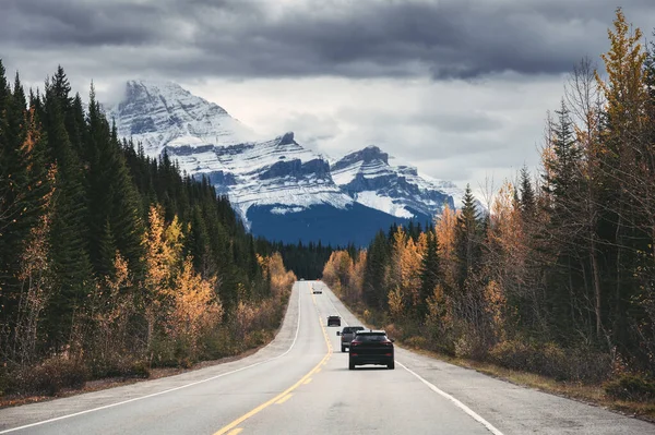 Carro Dirigindo Estrada Com Montanhas Rochosas Floresta Outono Parque Nacional — Fotografia de Stock