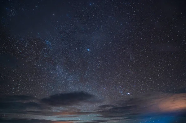 美丽的星光闪耀在夜空中 — 图库照片