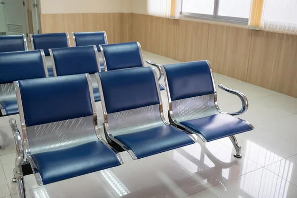 Reihe Von Aluminiumblauen Sitzbänken Der Rezeption Krankenhaus — Stockfoto
