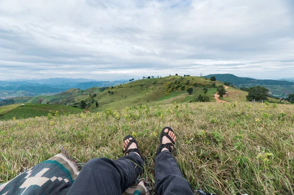 Gezgin Bacakları Kırsaldaki Yeşil Tepede Dinleniyor — Stok fotoğraf