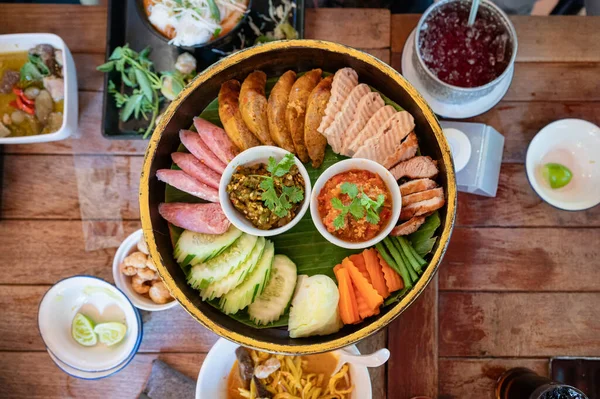 Ustaw Przystawkę Northern Thai Food Smażoną Wieprzowiną Kiełbasą Warzywami Tajskim — Zdjęcie stockowe