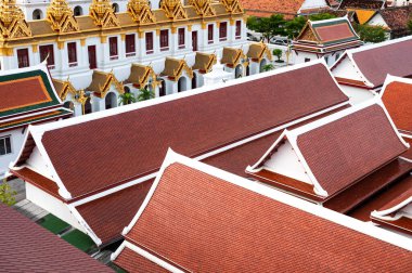 Tayland Tapınağı 'nın kalabalık geleneksel çatısının üzerinde.