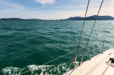 Özel yatın yanında, tropikal denizde, tatilde.