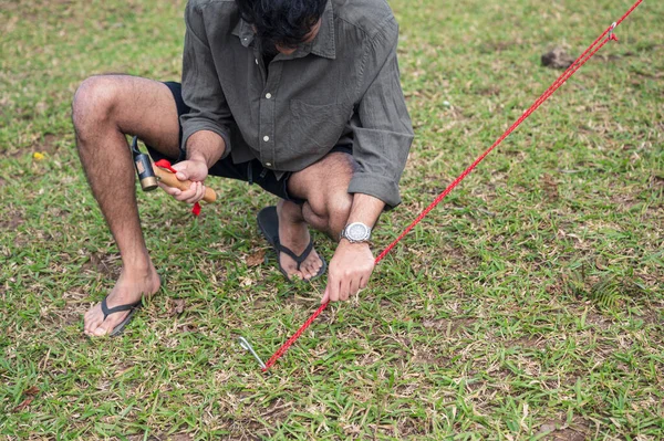 Joven Usando Martillo Instalando Tienda Para Acampar Prado — Foto de Stock