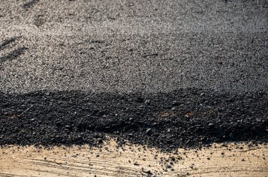 İnşaat alanındaki hasarlı otoyolda tamir edilecek yeni asfalt asfalt dokusu yolu