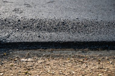 İnşaat alanındaki hasarlı otoyolda tamir edilecek yeni asfalt asfalt dokusu yolu