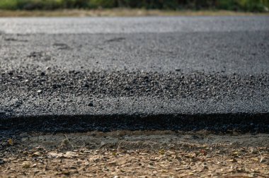 İnşaat alanındaki hasarlı otoyolda tamir edilecek yeni asfalt asfalt dokusu yolu