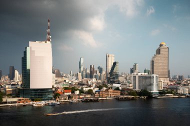 Bangkok şehri, şehir merkezinde Chao Phraya rıhtımının yakınında Tayland 'da ofis binaları var.