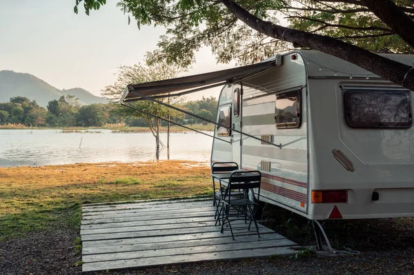 Akşamleyin Tatil Için Göl Kenarına Park Edilmiş Bir Karavan — Stok fotoğraf