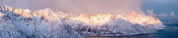 Panorama Cordilheira Neve Com Sol Pela Manhã Ilha Senja Norte — Fotografia de Stock