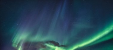Aurora Borealis, Kuzey Işıkları Gece gökyüzünde parlayan yıldızlı 