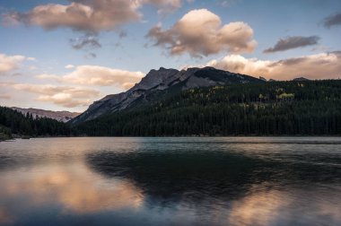 Kanada 'daki Banff Ulusal Parkı' nda Rocky Dağları 'nın yansıması olan iki Jack Gölü.