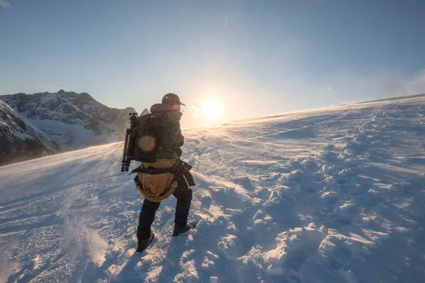 夕日に輝く太陽の光とトップ山に雪の丘の上に登山ハイキング ロフトテン島龍天山 — ストック写真