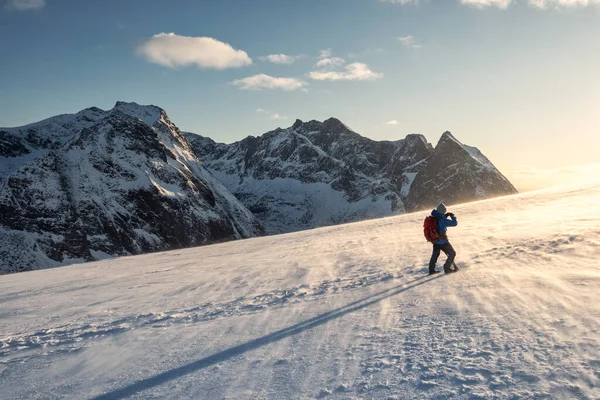 Backpacker Man Hiking Taking Photo Snow Mountain Sunlight Shine Sunset — 图库照片