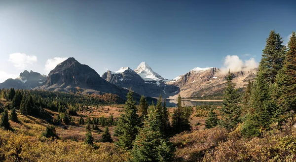 Panorama Mount Assiniboine Lake Magog Autumn Forest Provincial Park Canada — Foto de Stock