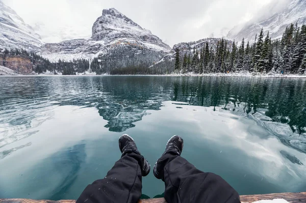 Legs Traveler Relaxing Pier Rocky Mountains Reflection Lake Hara Winter — 图库照片