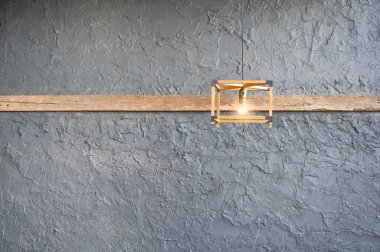 Ahşap retro lamba parlaklığı asılı ve çimento tavan arası tarzı arka plan