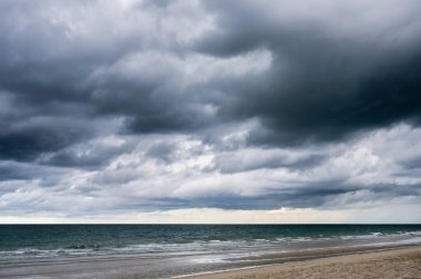 Kara dramatik gökyüzü ve fırtınalı bulutlar tropikal denizin üzerinde 