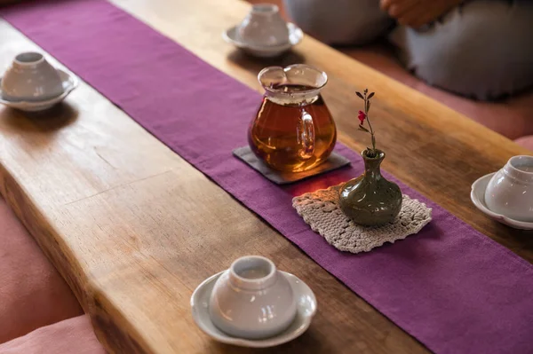 Cam Çaydanlıkta Sıcak Çay Vazoda Çiçek Tahta Masada Fincan — Stok fotoğraf