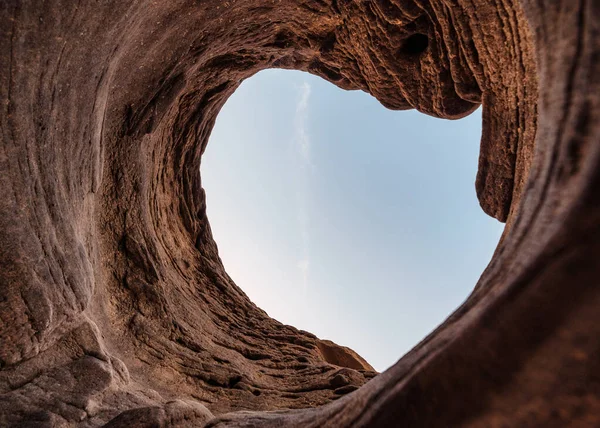 Κάτω Μέρος Της Φυσικής Πέτρινης Τρύπας Σπηλιά Της Διαβρωμένης Επιφάνειας — Φωτογραφία Αρχείου