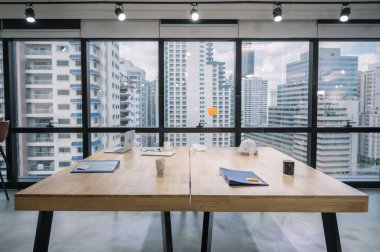 Bilgisayarın, iş dosyasının, camın, iş kağıdının, güvenlik kaskının ofisteki ahşap masaya yerleştirilmiş hali. Mola, iflas, işsizlik, ev konsepti.