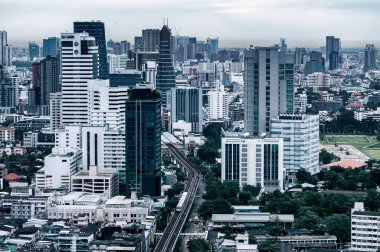 Şehir merkezinde iş bölgesinde yüksek binaları olan kalabalık bir şehir. Bangkok, Tayland