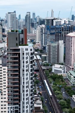 Bangkok şehrinin kalabalık binası ve Tayland 'da halka açık bir hava treni manzarası.