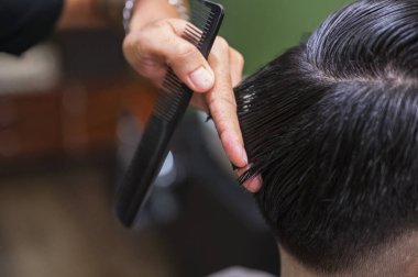 Berber saç kesimi, berber dükkanında saç kesimi, makasla saç kesimi.