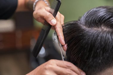 Berber saç kesimi, berber dükkanında saç kesimi, makasla saç kesimi.