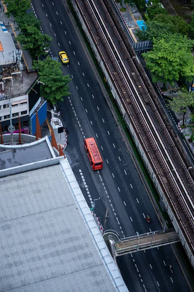 在泰国曼谷高速公路和天线铁路上驾驶的公共汽车 — 图库照片