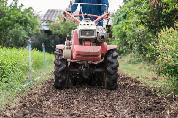 Agricultor Que Controla Arado Del Tractor Dos Ruedas Campo Del — Foto de Stock