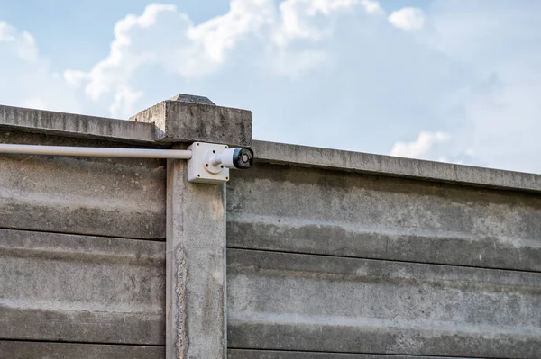 Современная Система Видеонаблюдения Цементной Стене Голубым Небом — стоковое фото