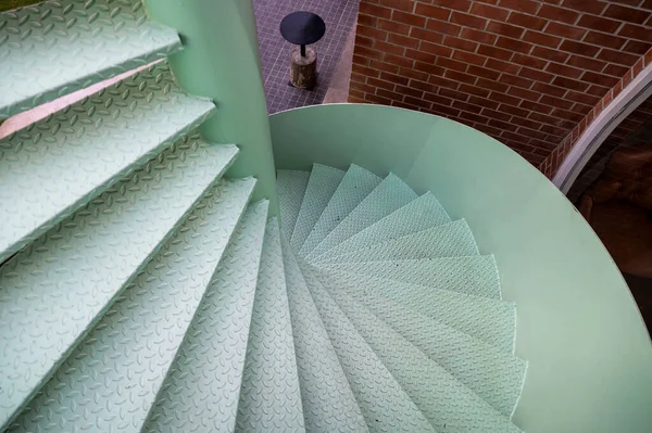 鋼丸螺旋丸緑の階段の上 — ストック写真
