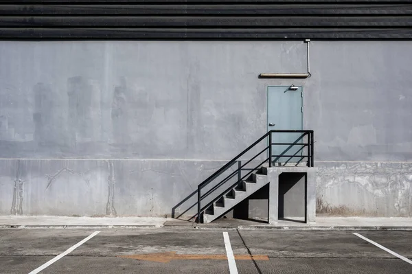 倉庫流通時の鋼階段 防火扉 駐車場 — ストック写真
