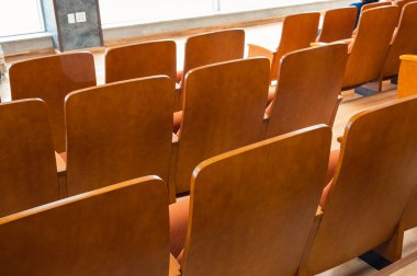 Salondaki kahverengi koltukların arkasında.