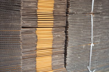 Kahverengi karton, el işi kağıt ambalaj için istiflenmiş