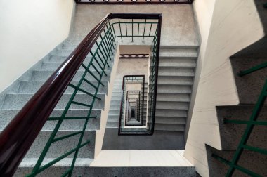 Kare şeklindeki klasik merdivenlerin en üst görüntüsü oteldeki bina üzerinde sonsuz desen