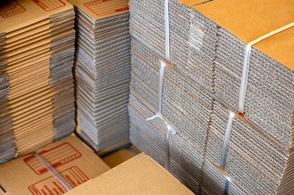 Pilha Caixas Papelão Dobrado Marrom Amarrado Para Embalagem — Fotografia de Stock