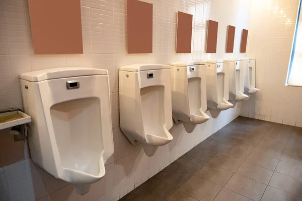 Rij Van Urinoir Met Bord Heren Toilet — Stockfoto