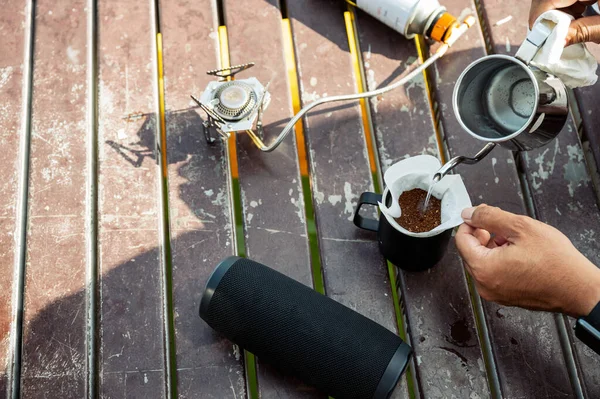 Çaydanlıktan Gelen Sıcak Suyu Bir Fincanın Üzerine Filtre Öğütülmüş Kahveye — Stok fotoğraf