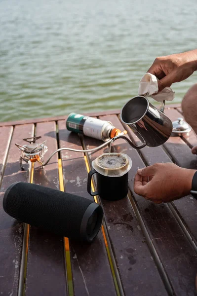 Çaydanlıktan Gelen Sıcak Suyu Bir Fincanın Üzerine Filtre Öğütülmüş Kahveye — Stok fotoğraf