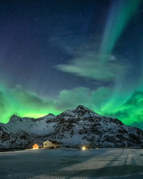 Aurora Borealis Έναστρο Πάνω Από Χιονισμένο Βουνό Και Σκανδιναβικό Χωριό — Φωτογραφία Αρχείου